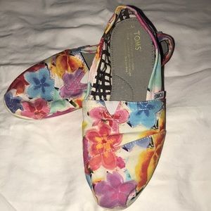 Toms women’s size 7 Beautiful